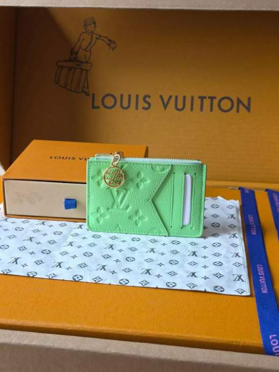 Picture of Louis Vuitton Wallets _SKUfw240127881fw
